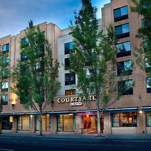 Courtyard Portland Downtown / Convention Center